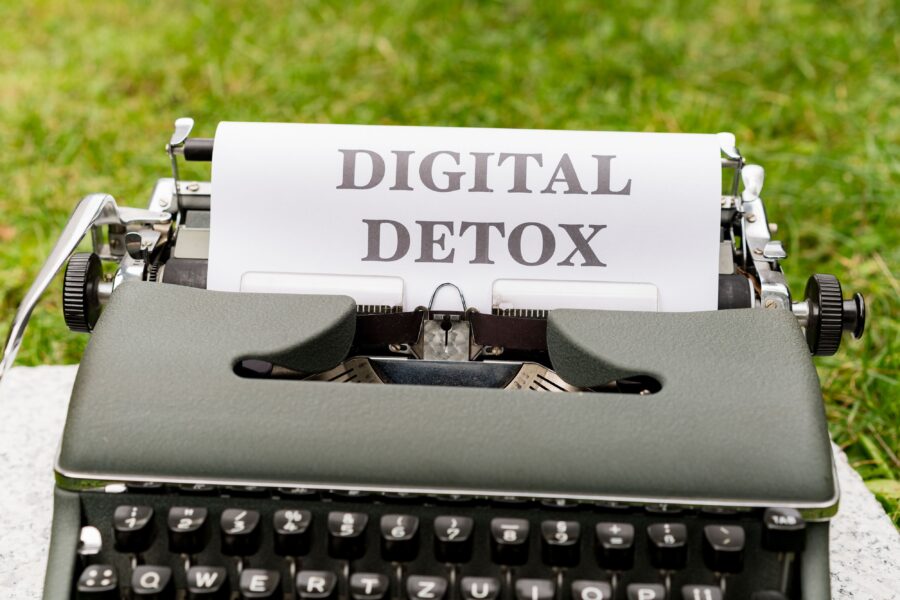 Digital detox habits to reduce screen time and reclaim focus in everyday life